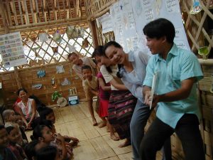 ミャンマーの難民キャンプで「大きなかぶ」を読み聞かせる。（シャンティ国際ボランティア会）