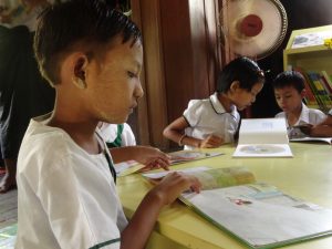 絵本に夢中なミャンマーの少年（シャンティ国際ボランティア会）